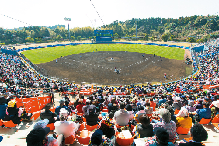 宮崎市内では、プロ野球3球団のほか、Jリーグの多くのチームがキャンプを実施しています。キャンプシーズンには、多くの観光客で街が活気に溢れます。また、サーフスポットとして有名で、2019年にはサーフィン世界大会も実施されました。